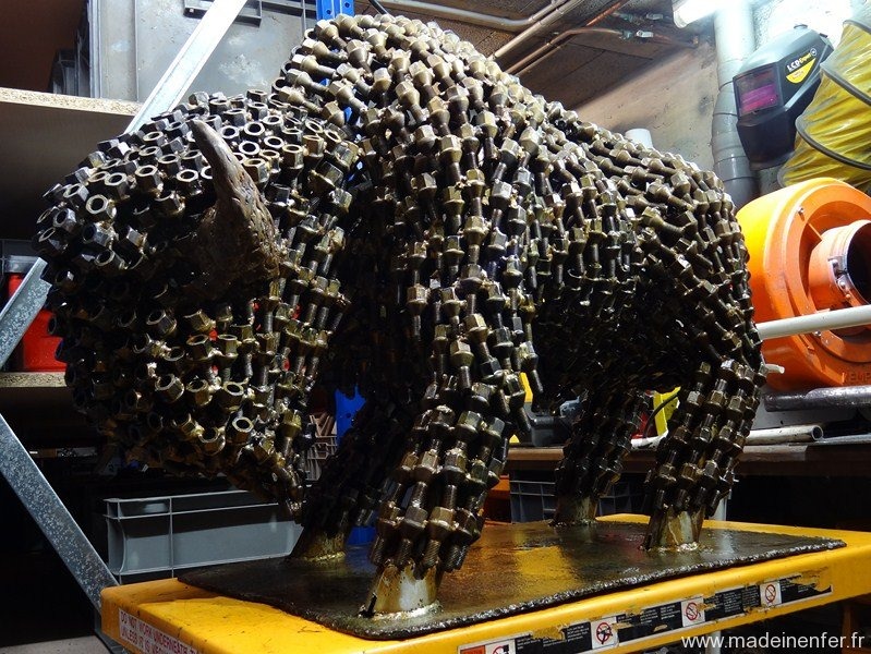 photo-sculpture-metal-recupere-recycle-art-contemporain-madeinenfer-bison dans l\'atelier