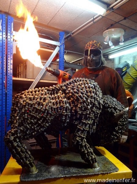 photo-sculpture-metal-recupere-recycle-art-contemporain-madeinenfer-bison dans l\'atelier